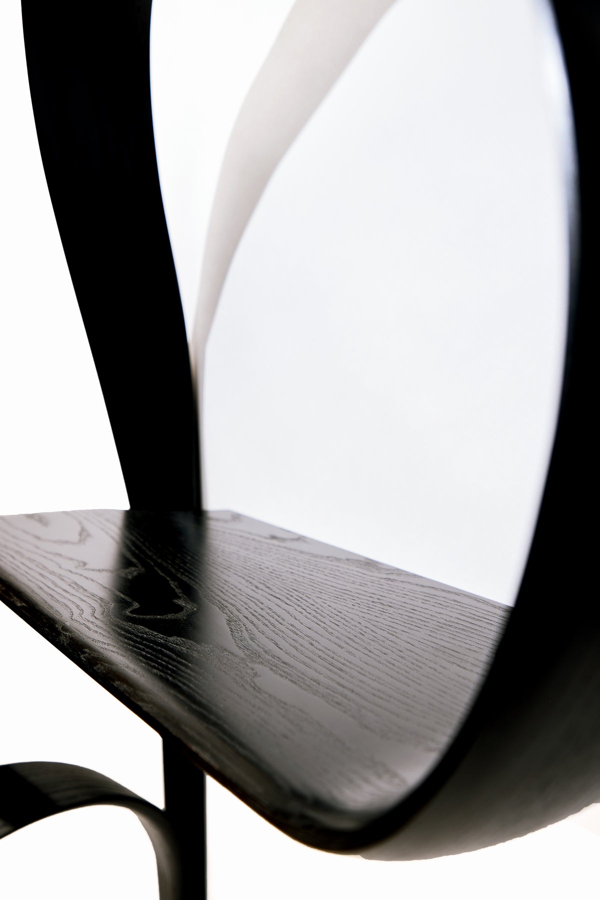 Emovere Display Shelf, wood grain and black-oil finish detail